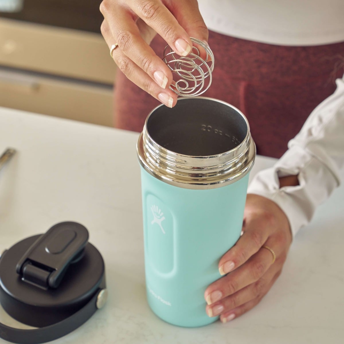 24 oz (710 ml) Insulated Shaker Bottle imagen de la pestaña de detalles.