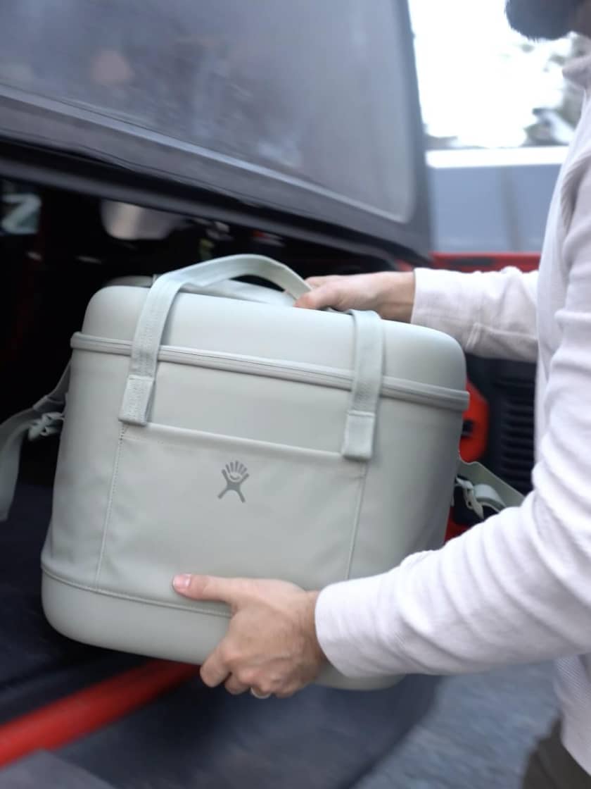 Der Hydro Flask Carry Out Cooler wird im Freien aus der Ladefläche eines Lastwagens gehoben