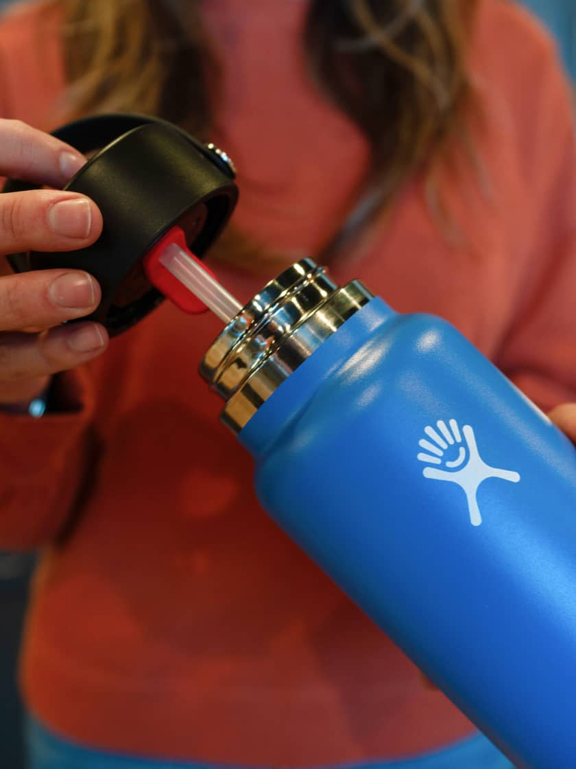 Der Trinkhalmverschluss der Hydro Flask Wasserflasche wird in die Flasche eingesetzt