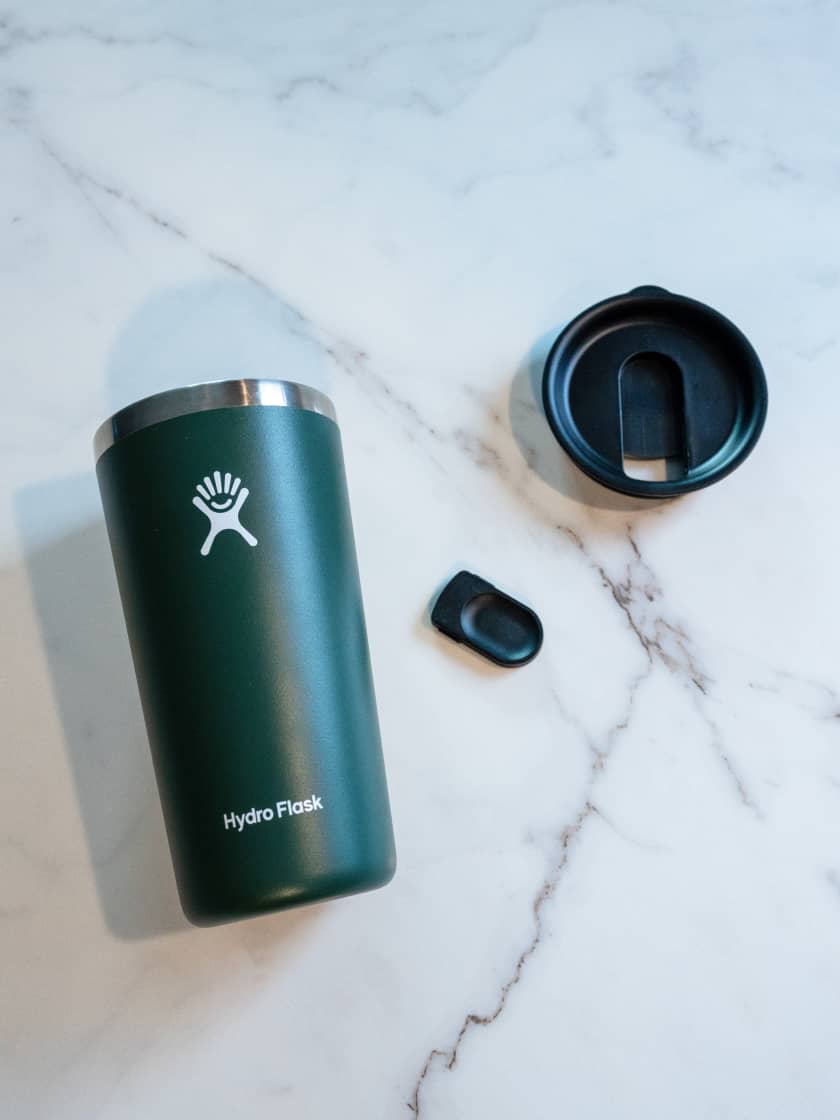 Hydro Flask Becher mit auseinandergenommenem, verschließbarem Eindrückdeckel daneben