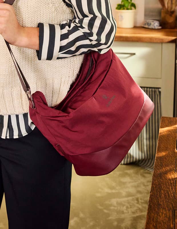 person carrying a hydro flask carryout lunch tote across their body